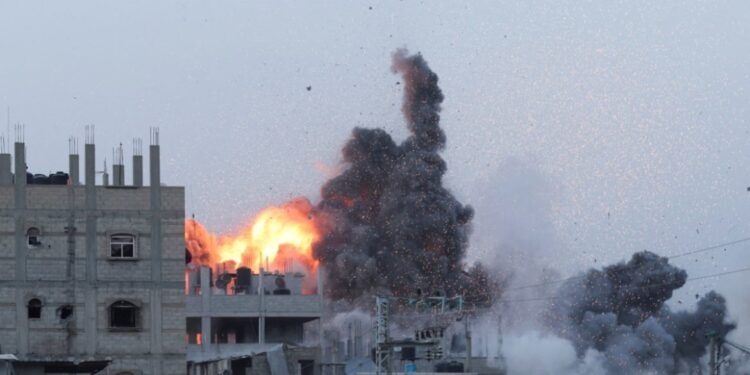 غارات الاحتلال تتسبب في استشهاد فلسطينيين واحتراق خيام النازحين بسبب الأمطار في غزة