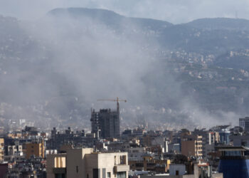 الاحتلال يشن غارة جوية على بيروت: استهداف قيادي بارز في حزب الله