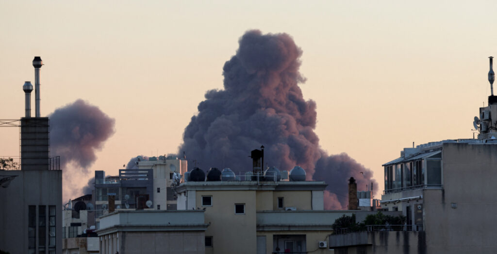 غارات إسرائيلية عنيفة تستهدف الضاحية الجنوبية لبيروت وتدعي استهداف قيادة حزب الله