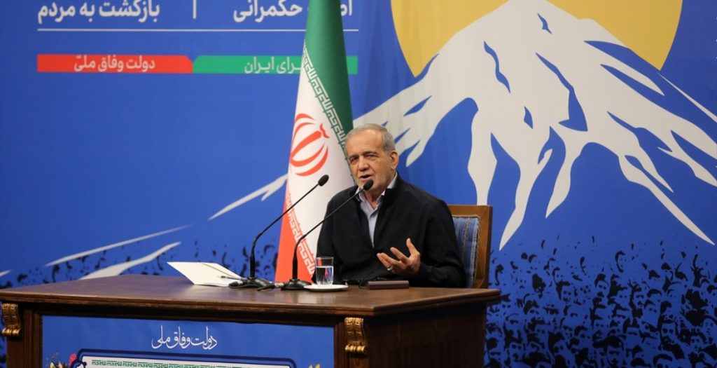 بزشكيان في أول مؤتمر صحفي: قضية الحجاب والعلاقات مع الغرب