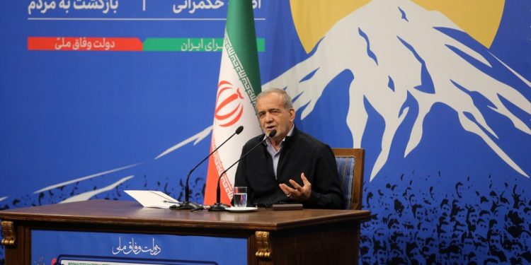 بزشكيان في أول مؤتمر صحفي: قضية الحجاب والعلاقات مع الغرب