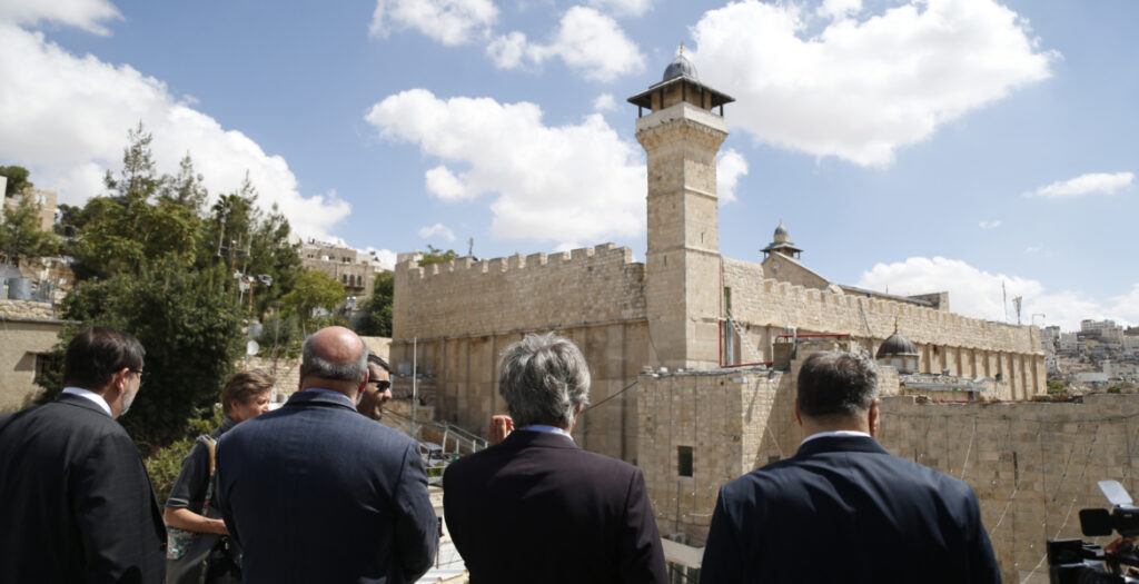 منع دبلوماسيين أجانب من دخول المسجد الإبراهيمي ودعوات لتوسيع المستوطنات في الضفة
