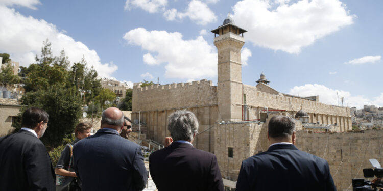 منع دبلوماسيين أجانب من دخول المسجد الإبراهيمي ودعوات لتوسيع المستوطنات في الضفة