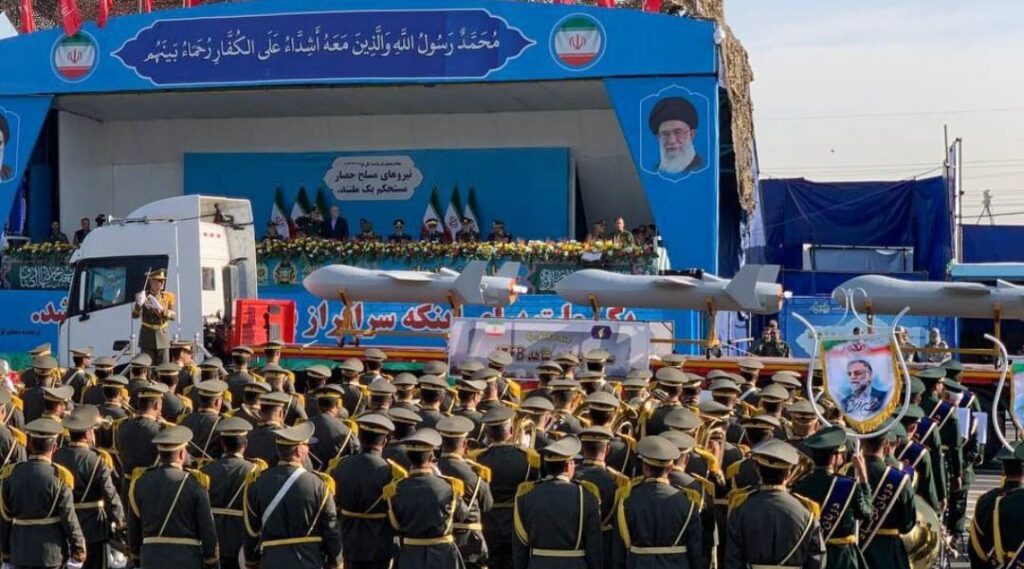 إيران تكشف عن صواريخ باليستية وطائرات مسيرة جديدة وتتوعد بالانتقام من إسرائيل