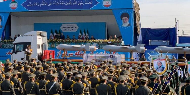 إيران تكشف عن صواريخ باليستية وطائرات مسيرة جديدة وتتوعد بالانتقام من إسرائيل