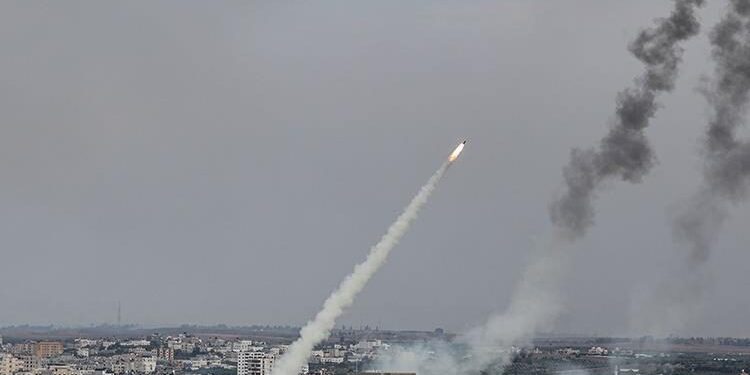 صفارات الإنذار تعلو في تل أبيب والمستوطنون يفرون من الشواطئ والملاعب.. الاحتلال الإسرائيلي يؤكد اعتراض صاروخ من اليمن