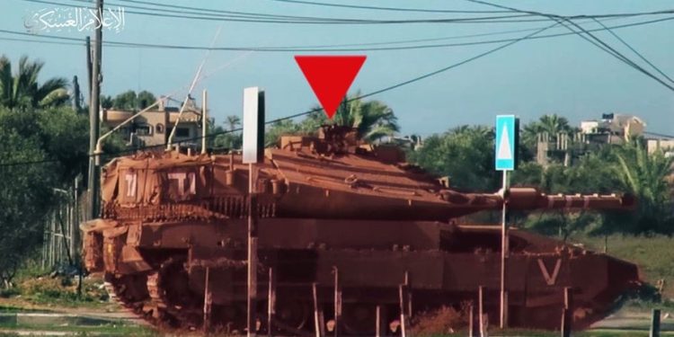 القسام تحرق جرافة إسرائيلية وترفع العلم فوقها (شاهد)
