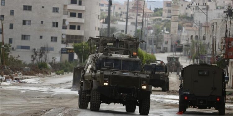 اشتباك مسلح في الخليل واحتجاز طلبة ومعلمين في سلفيت على يد الاحتلال الإسرائيلي