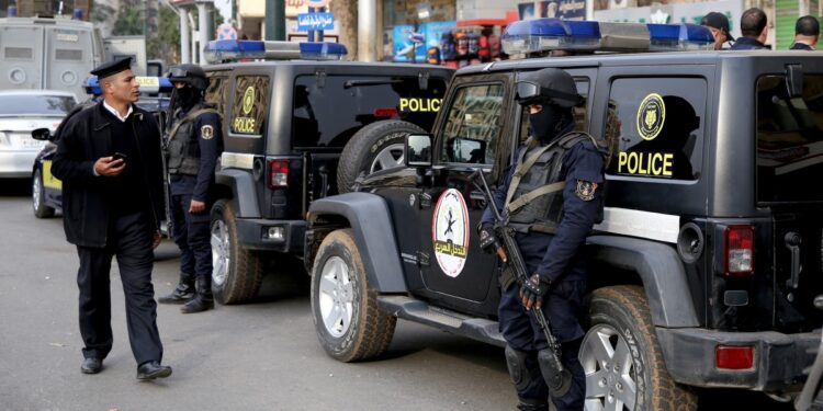 الأمن المصري يعتقل مواطنين وأجانب بسبب وقفة لدعم غزة ولبنان (شاهد) 1 الأمن المصري يعتقل مواطنين وأجانب بسبب وقفة لدعم غزة ولبنان (شاهد)