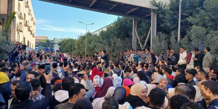 لليوم السادس.. استمرار إضراب آلاف من عمال "تي أند سي" المصرية للمطالبة بالحد الأدنى للأجور 1 لليوم السادس.. استمرار إضراب آلاف من عمال "تي أند سي" المصرية للمطالبة بالحد الأدنى للأجور