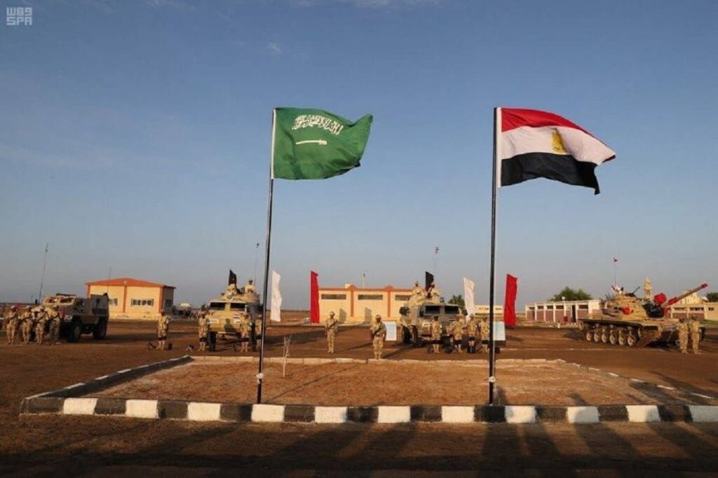 "جدل بين كاتب مصري وأمير سعودي حول التطبيع والعدوان الإسرائيلي: اتهامات وردود ساخنة"