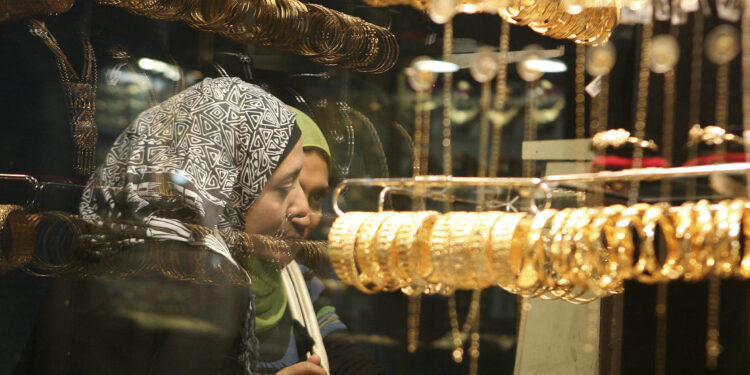 أسعار الذهب في مصر تحلّق.. عيار 21 يتجاوز 4000 جنيه وسط توقعات بمزيد من الارتفاع